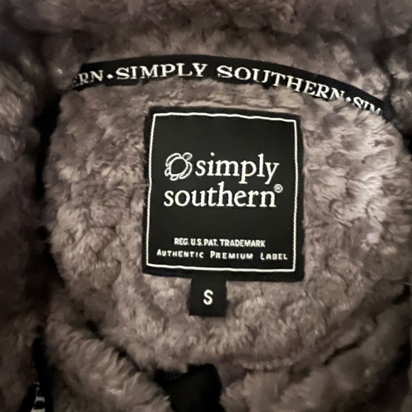 Simply southern sherpa like sweatshirt. Very soft with little buttons at the top - Picture 4 of 5